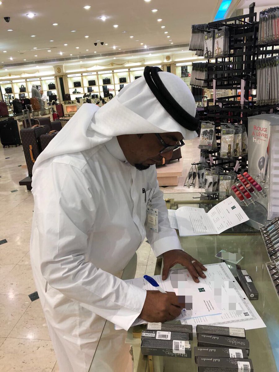 MCgovSA's tweet photo. بعد ورود بلاغ @safeyahsendi 
تمت مباشرته فوراً في المدينة وضبط المخالفة وبالتزامن ضبطت الفرق الرقابية المخالفة في محافظة جدة ومصادرة القطع منتهية الصلاحية والتي تحمل ملصق تاريخ انتهاء قابل للنزع، وتم ايقاع العقوبات عليهم واستدعائهم لإكمال الإجراءات النظامية بحقهم.
نشكر تعاونك. https://t.co/TCYxDAqgfk