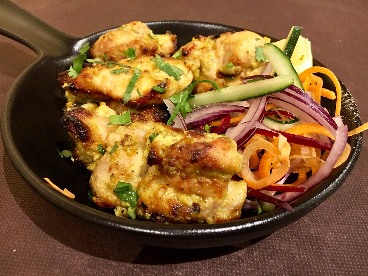 #kesaritikka dados de #pollo con especias y #azafran cocinado #tandoor en #restaurantedhaba #mediterraneamenteindian #dhabamola #tikkatambien #indiancuisine #indiangastronomy #indianfood #pedralbes #barcelona