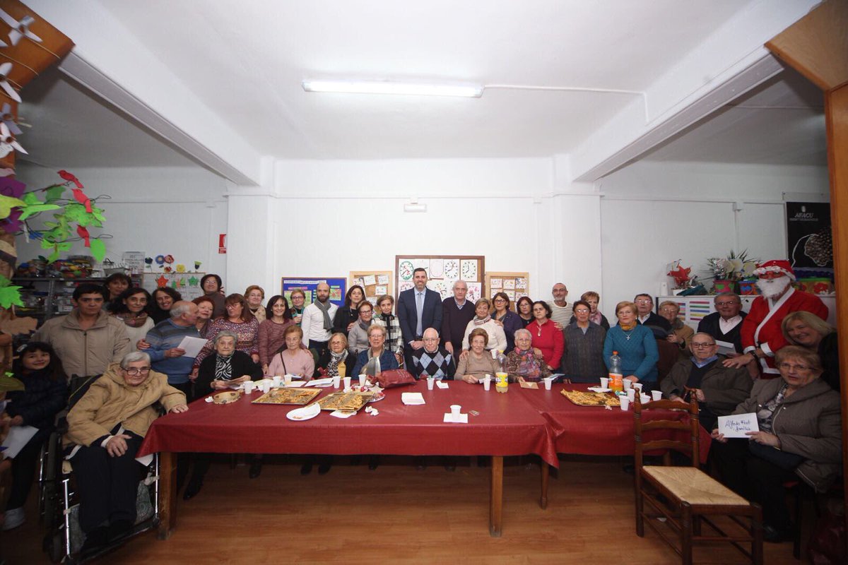 MIA_Cullera's tweet photo. La gran família d’Alzheimer Afacu ens ha convidat esta vesprada a celebrar el Nadal. Hem sentit la vostra força i el vostre cor. Ens reconforta i ompli d’orgull comptar a Cullera amb entitats exemplars com la vostra.
#Cullera #Nadal2017 #AFACU https://t.co/bMNQoIROh2