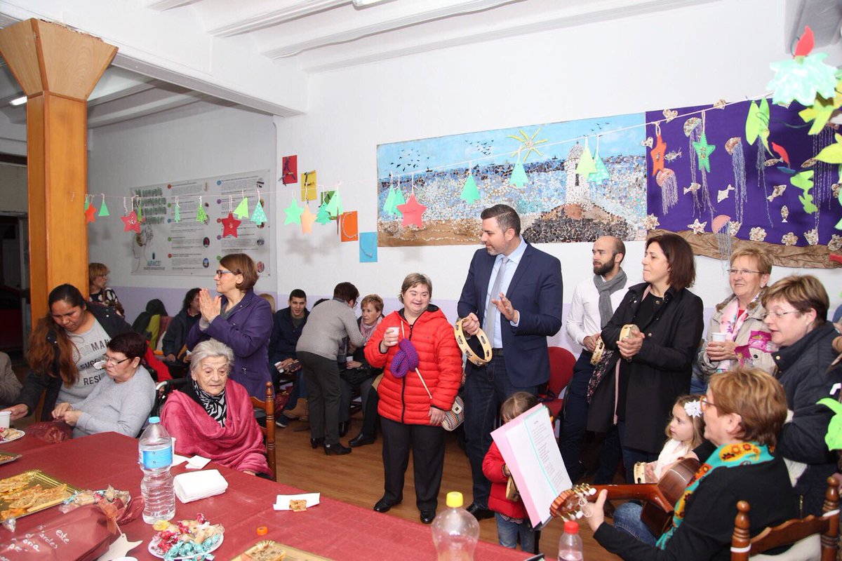 MIA_Cullera's tweet photo. La gran família d’Alzheimer Afacu ens ha convidat esta vesprada a celebrar el Nadal. Hem sentit la vostra força i el vostre cor. Ens reconforta i ompli d’orgull comptar a Cullera amb entitats exemplars com la vostra.
#Cullera #Nadal2017 #AFACU https://t.co/bMNQoIROh2