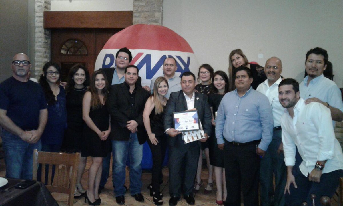 GaroRemaxDreams's tweet photo. Que divertida y amena noche con nuestro querido #DreamTeam 
Festejando nuestra #Posada2017  #PosadaRemax #Inmobiliaria #Remax #REMAXDreams Gracias compañeros por un año más de grandes emociones y aprendizajes #BuenosDias ! https://t.co/zVSUDTzjEG