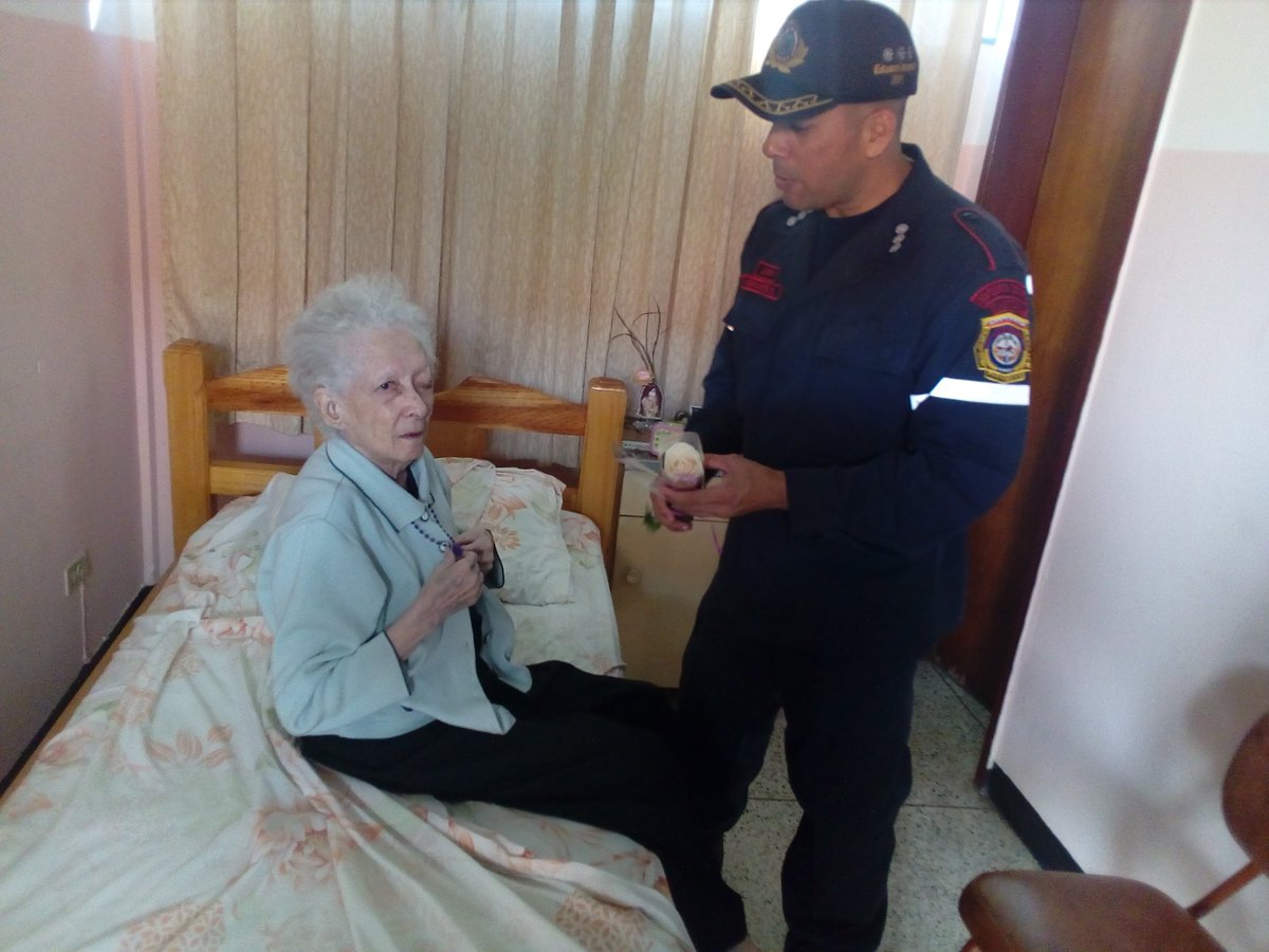 El acompañamiento a nuestros abuel@s debe ser permanente, nuestros profesionales Bomberos son un digno ejemplo de abnegación, solidaridad y entrega