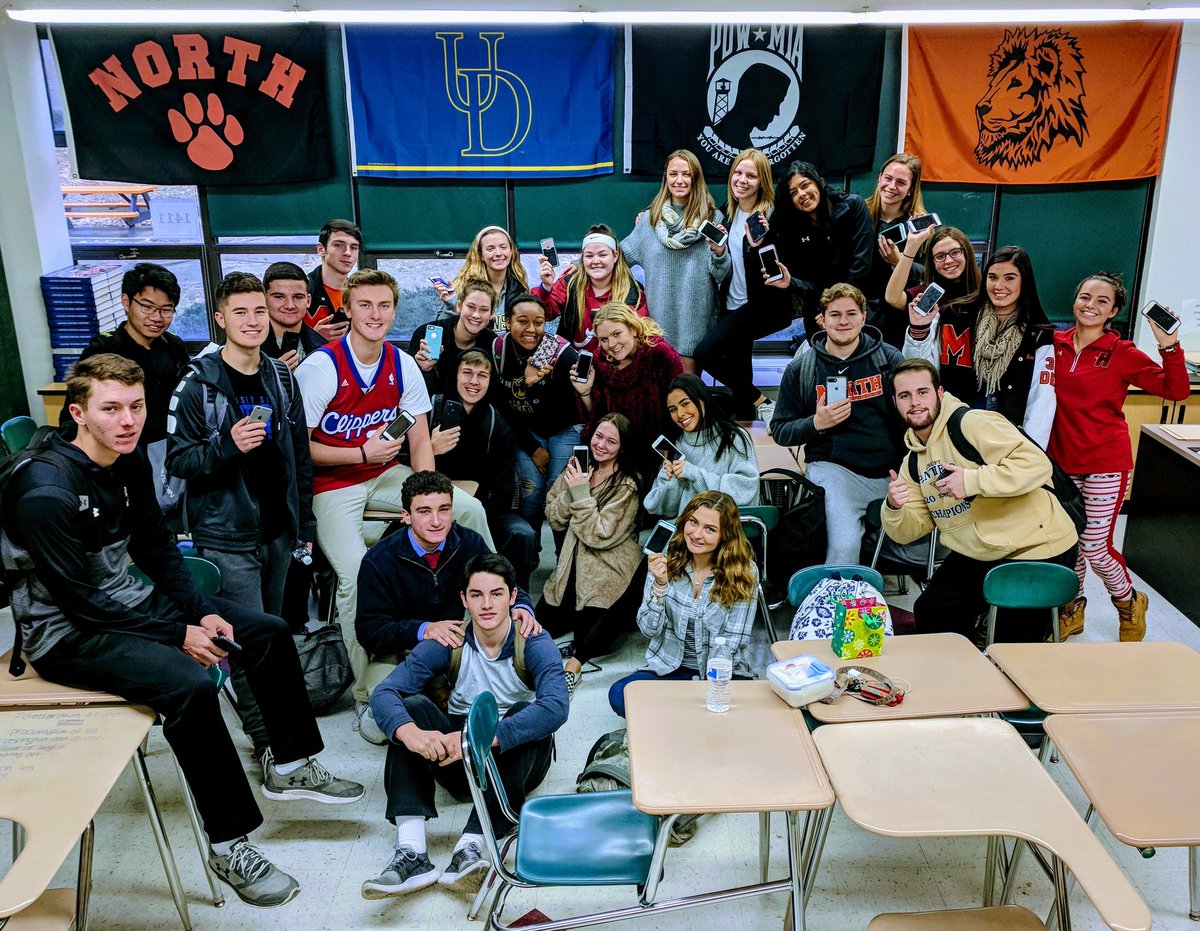 MNCivicLeaders's tweet photo. THEY SURVIVED! 30 @MNCivicLeaders conquered the eight day #cellphonechallenge and learned life without their device. Proud of this crew for buying in and taking the leap. #LionPride https://t.co/G02OlsvA4X