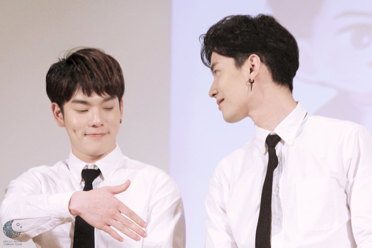 HelloMoonTWTEAM's tweet photo. 20171209 ไต้หวัน FM
อยากมองคุณเสมอนะ~
直勾勾的眼神😳
@KiimMon #Kimmon #ขุณขิมมอญ #หล่อทุกวัน
@CTR2DAB #คิมคอป #Copter #คอปเตอร์ #ใหญ่ลักยิ้มยักไหล่2017 
#6MoonsAsiaTour #6MoonsinTaipei https://t.co/ehnvO1wYEf