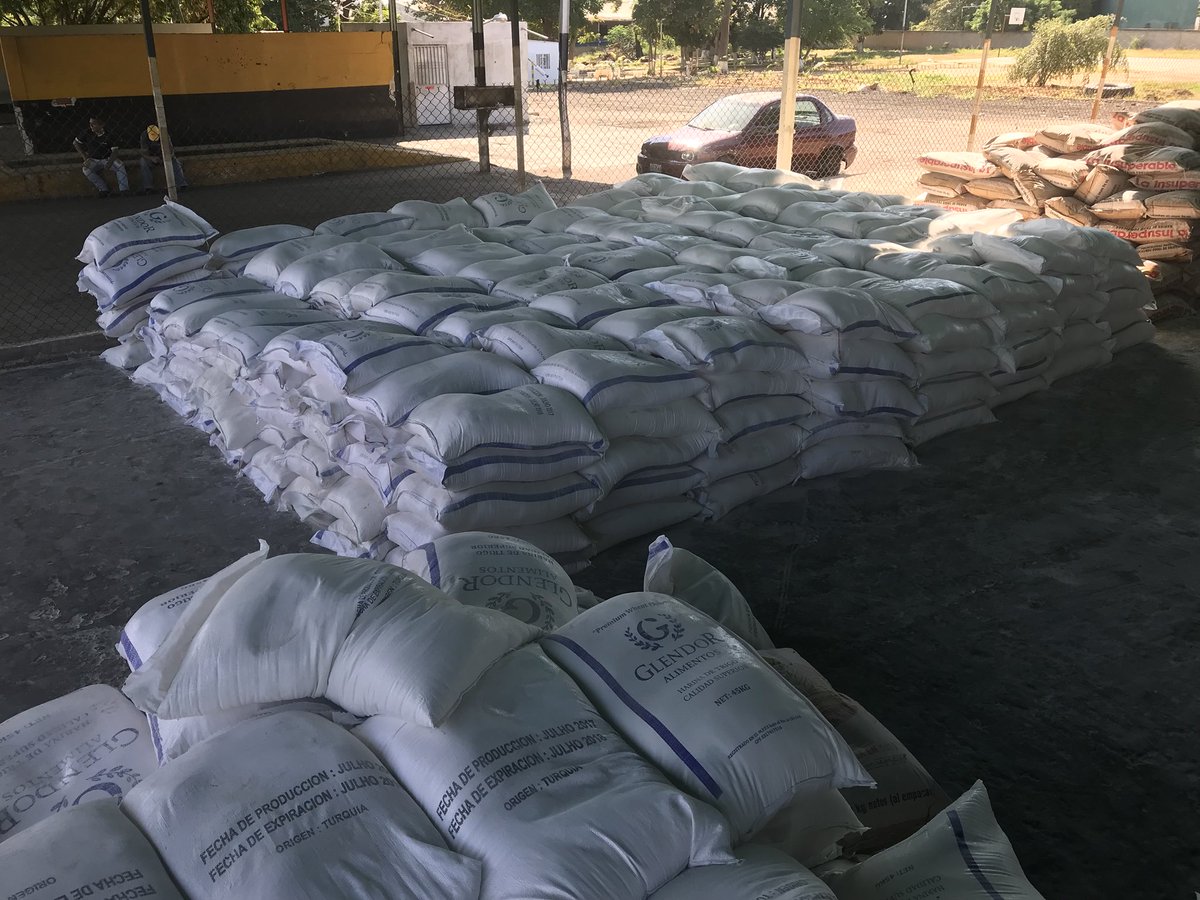 Omar_PrietoPSUV's tweet photo. Pendientes! Le dimos otro golpe a mafias del bachaqueo. Incautamos TONELADAS de alimentos en galpones de Maracaibo y Cabimas. Harina de trigo, harina de maíz, arroz, pasta, pañales. En breve, nuestro Sec. de Gobierno, Dr. Lisandro Cabello ofrecerá detalles del procedimiento. https://t.co/JjWJP5X02x