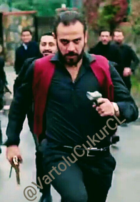 VartoluCukurCL's tweet photo. @SaadetCukurCL ¡Voy corriendo a salvarte benim canım!
#ComunidadCukur 
#Çukur https://t.co/YNQtiiuYNh