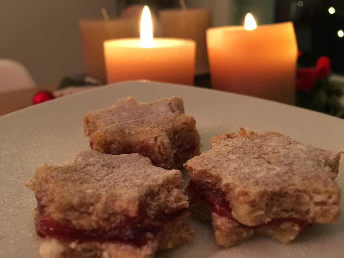 In der #weihnachtsbäckerei. Heute eine Variante der leckeren #Zimtsterne. #Rezept im Blog unter bit.ly/2ym1YA2 #solebich #backenmitkindern #backenmachtglücklich #backen #advent #lebenalsmama #lebenmitkindern #momlife