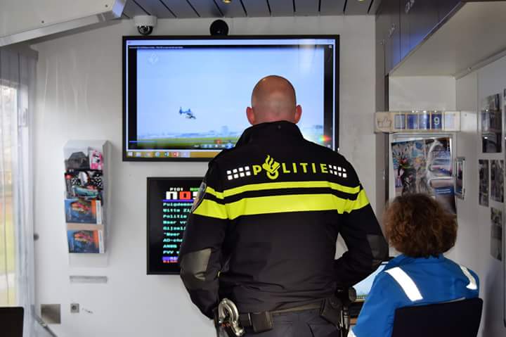 joshua_josprijs's tweet photo. #Oranjepark #Apeldoorn #Politie #fietst #3fmseriusrequest #SR17
#mobileMediaLab #Glazenhuis
@EdSabel @Politie https://t.co/uUIauySQ13