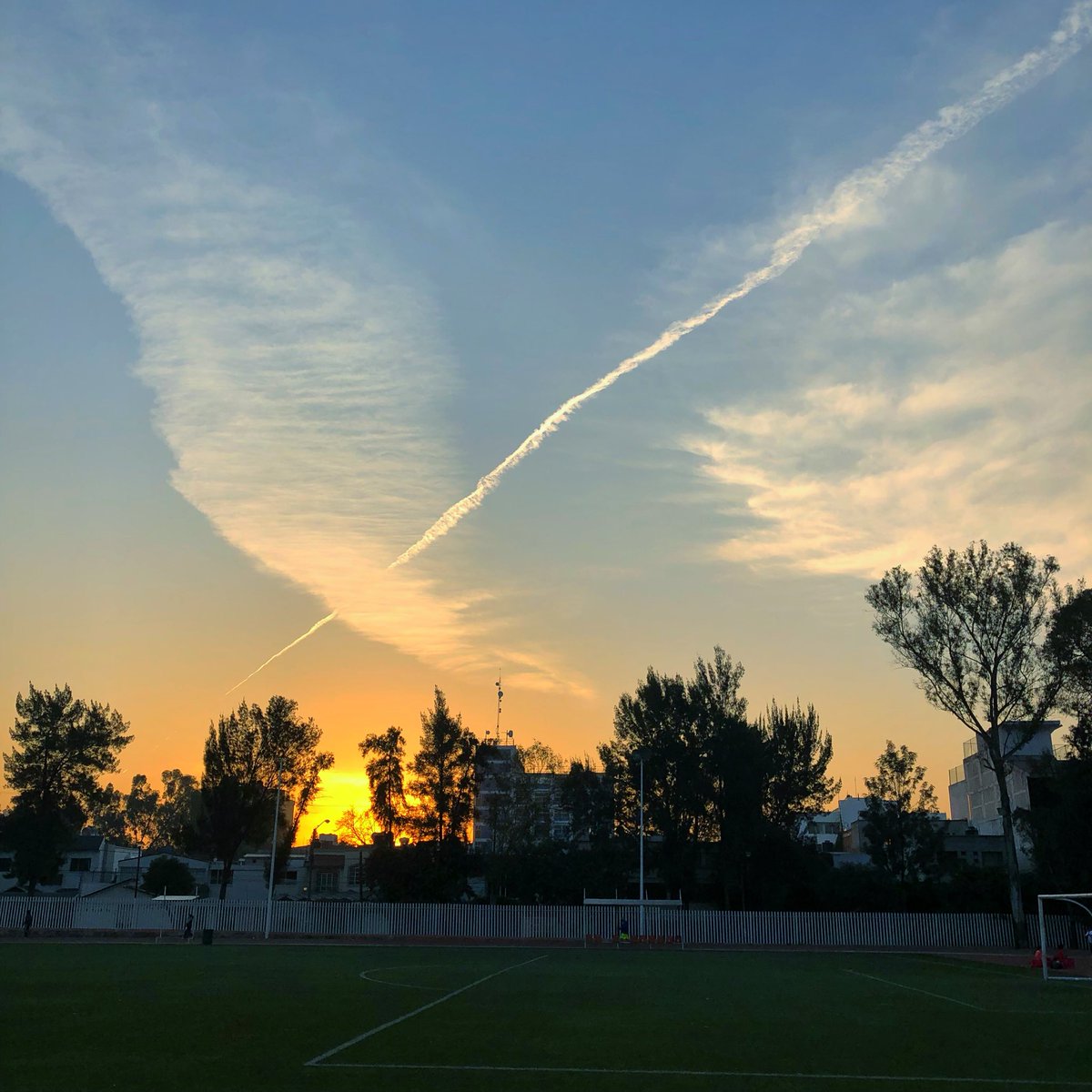 luismtzroman's tweet photo. Esta es la vista qué tengo desde mi #gym 

#tantrack
#amanecer 
#iphonex 

@runnersplusmx #RunnersPlusMx
@fitbit #fitbitionic #ForeverFaster 
#TeDaAlas 
#hammernutritionmx https://t.co/vtaOaEfPOU