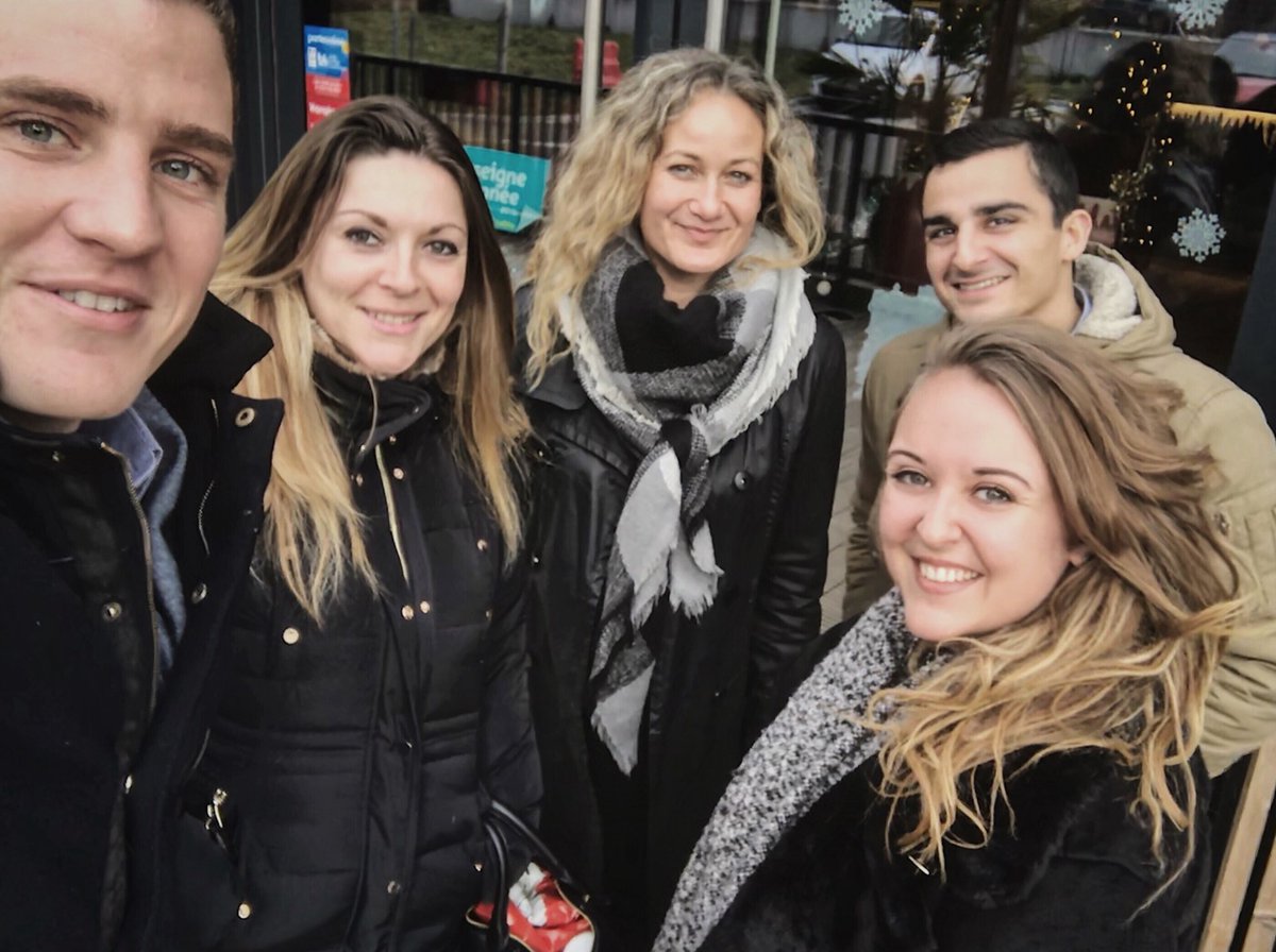 PropulsCom's tweet photo. [TEAMPROPULS]  Ce midi, c'était repas de Noël pour la #TeamPropuls ! 🎄🎅🏼 
Joyeuses fêtes à tous ! #PropulsCom #Agencylife #Noël #Grenoble #Team #Food #Instafood #Restaurant #Bonnesfêtes #Christmas #Xmas https://t.co/ZskvM83iT5
