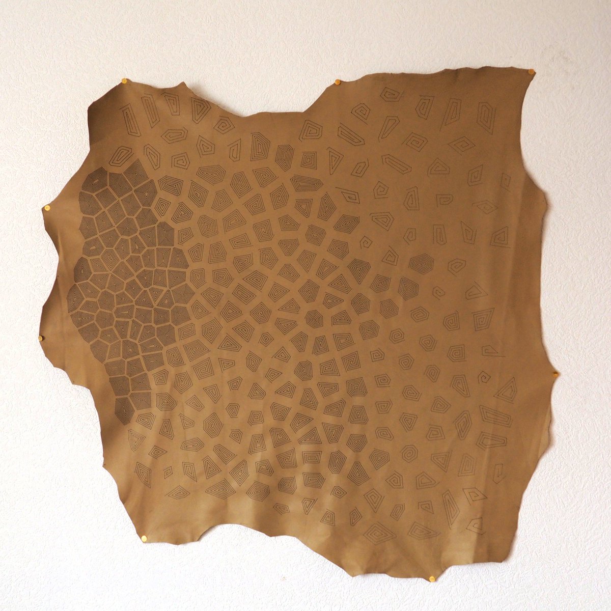 losylam's tweet photo. #dataviz and #generative #design on leather.
Art residency at @kerthiossane @DefkoLab #dakar
#wip #processing #voronoi #spiral #densitymap https://t.co/agvxQxclkJ