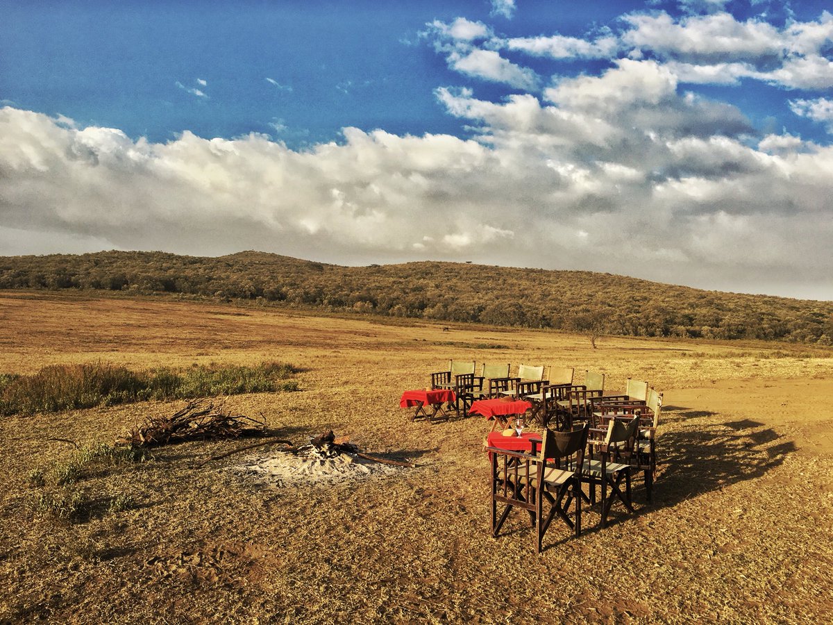 Cheers everybody! Sundowner time! <a href="/Oserengoni/">Oserengoni Wildlife</a> #paradise #christmasholidays #conservation