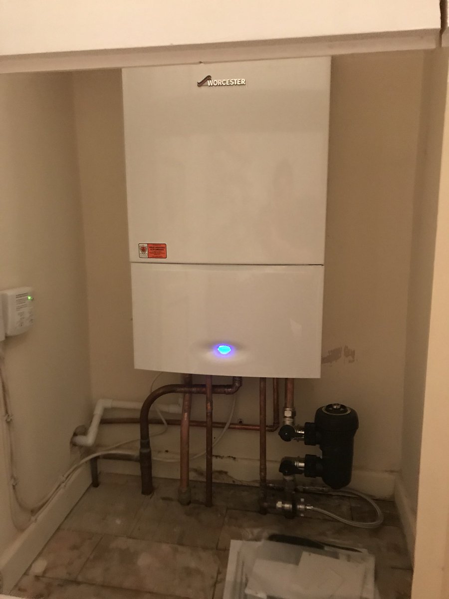 HeatingVale's tweet photo. Last boiler install of 2017 and what a way to finish! An old @WorcesterBosch 28si combi being replaced by its more efficient and younger brother a 30si combi #VHP https://t.co/vqsGg4lUrC