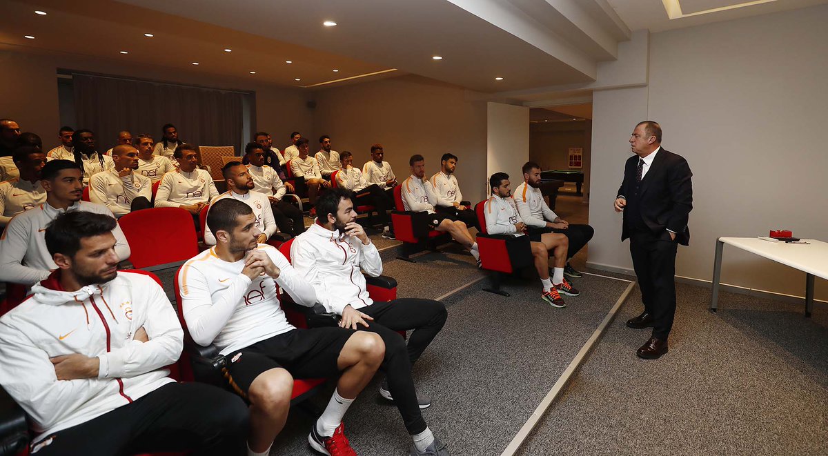 Galatasaray Teknik Direktörü Fatih Terim, Galatasaray Spor Kulübü Başkanı Dursun Özbek eşliğinde futbolcularla tanışma toplantısı gerçekleştirdi.  #İmparatorYuvasında