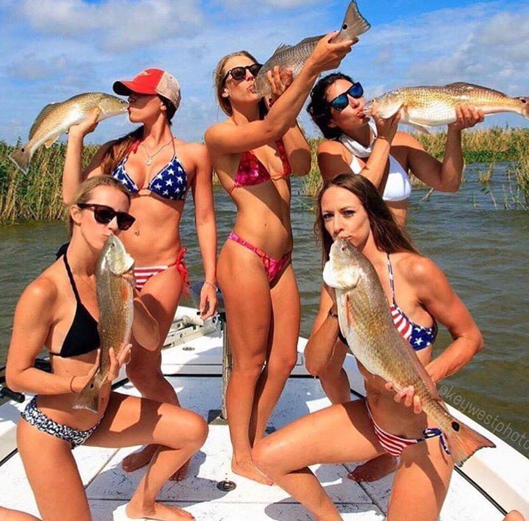 Прикольные картинки девушка дня. Девушки на рыбалке. На рыбалку с тёлками. Телки с рыбой. Красивые девушки на рыбалке.