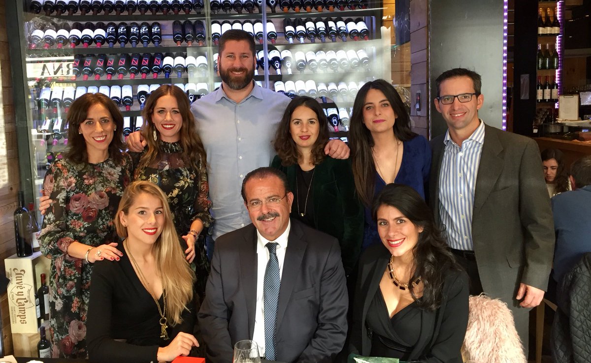 AbogadosMendoza's tweet photo. El equipo de Mendoza Abogados les desea Felices Fiestas y Próspero 2018.

#mendozaabogados #navidad2018 https://t.co/GiAoBF5jY3