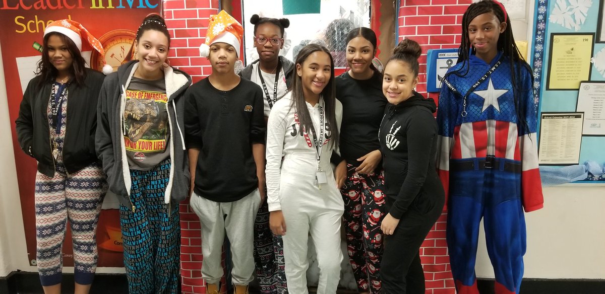 esmtis190's tweet photo. #PajamaDay #HappyHolidays #esmtis190 https://t.co/UUyEu5uGwf