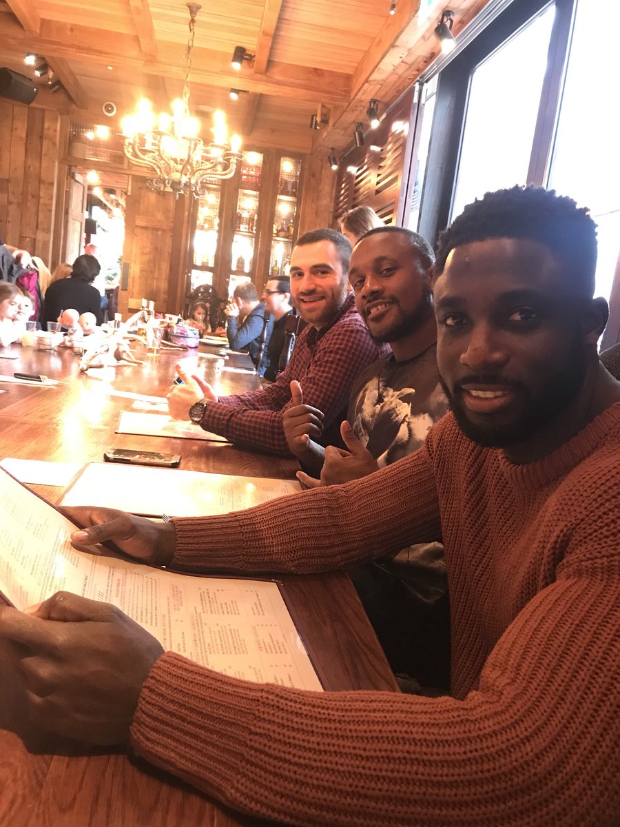 airnetwork_'s tweet photo. Eyes on the prize #christmasLunch https://t.co/fJ8c9UuZS3