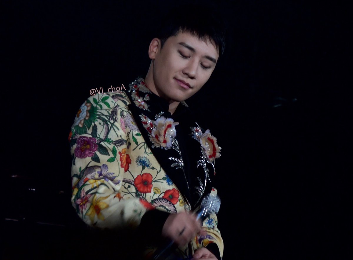 VI_choA's tweet photo. [Seungri🐼 Video_Preview📹]
171222 LASTDANCE in Osaka🇯🇵
잘생겨서 여러번 심쿵했어요🐼💙💚💜 
@ForvictoRi 
#seungri #승리 #이승리 #RIRI #スンリ #VI #勝利 #李昇炫 https://t.co/r6ZGx9tKjE