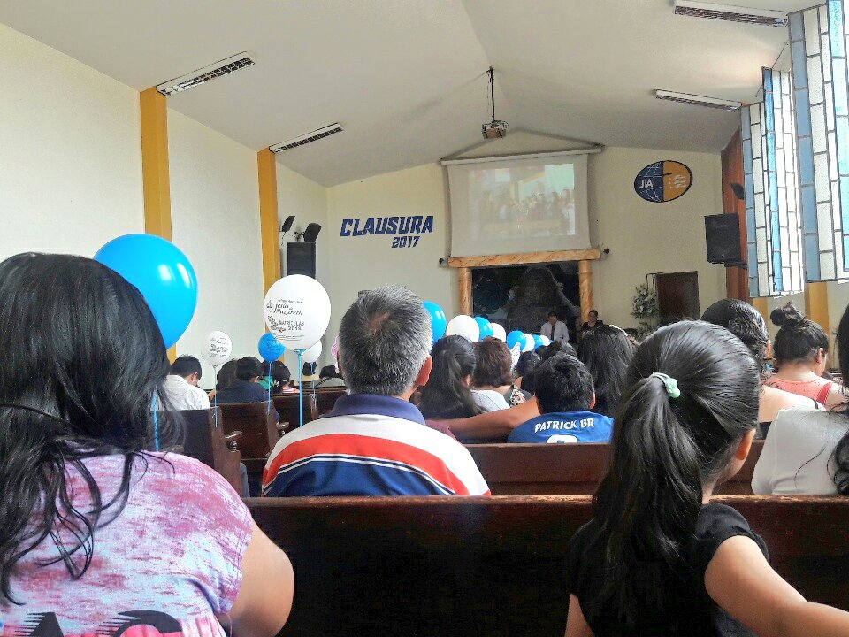 Soy_JN's tweet photo. Director @wilsonmusic_016 presenta las memorias del 2017 de nuestro Colegio @Soy_JN https://t.co/NZKPF1hMae