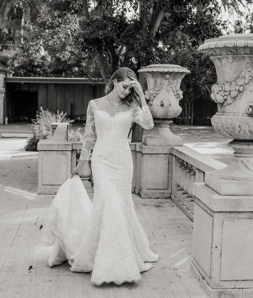 jinzabridal's tweet photo. This V-neck, mermaid gown is perfect for all occasions! #ElvetCollection available only in our LA Boutique. Coordination: @charis_events // Floral Design: @designerdana.lee // Photography: @andyseostudio // Gown: @jinzabridal // HMUA: @viviantranmakeup // Jewelry: @margaretr… https://t.co/uXu92nXMPY