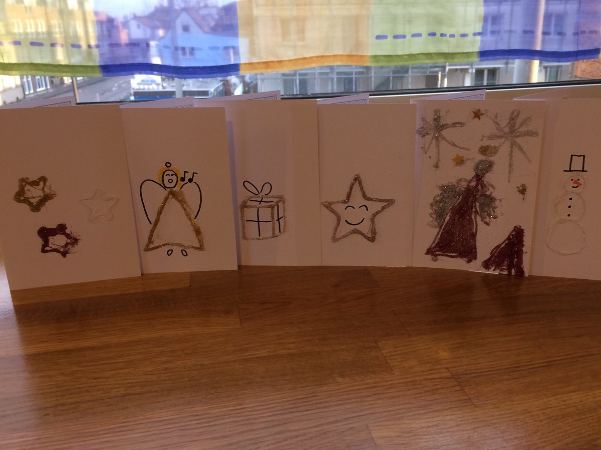 Eiken84's tweet photo. Unsere Glitzer Grußkarten sind auch noch pünktlich vor Weihnachten fertig geworden 😅! Wir haben die Umschläge noch mit Fingerabdrücken verziert. https://t.co/QMIYdOlrlv