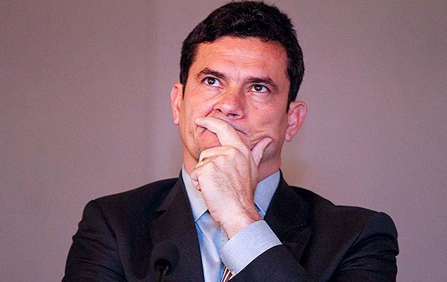 Atualidade.

Moro acaba de fazer condução coercitiva nos três Reis Magos. 

Ele quer saber se a estrela que eles seguiam era do PT.