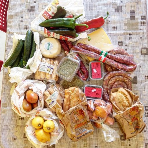 Quando noi del sud rientriamo a casa per natale, portiamo sempre due valigie. Una con i vestiti e l’altra con i regali per la famiglia. E cmq i regali sono una scusa, quella valigia serve per portarci “il pacco da giù” pieno di cose utili fino a Pasqua! sennò che scendo a fare😂