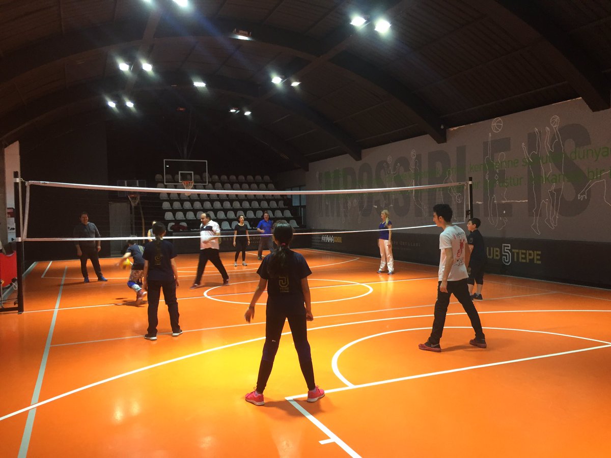 Biz bugün #Bestepekoleji #afterschool voleybol öğrencileri olarak velilerimizle çok keyifli bir maç gerçekleştirdik, velilerimiz öğrencilerimizin gelişimini yakından görme fırsatı buldu. Katılan bütün velilerimize tesekkür ediyoruz. #clup5tepe #afterschool #volleyball
