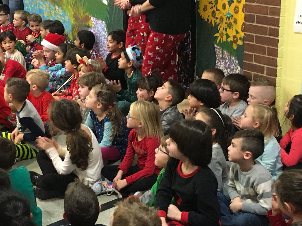 Listening to distract brass...holiday style!!
#mineolaproud #meadowdrive