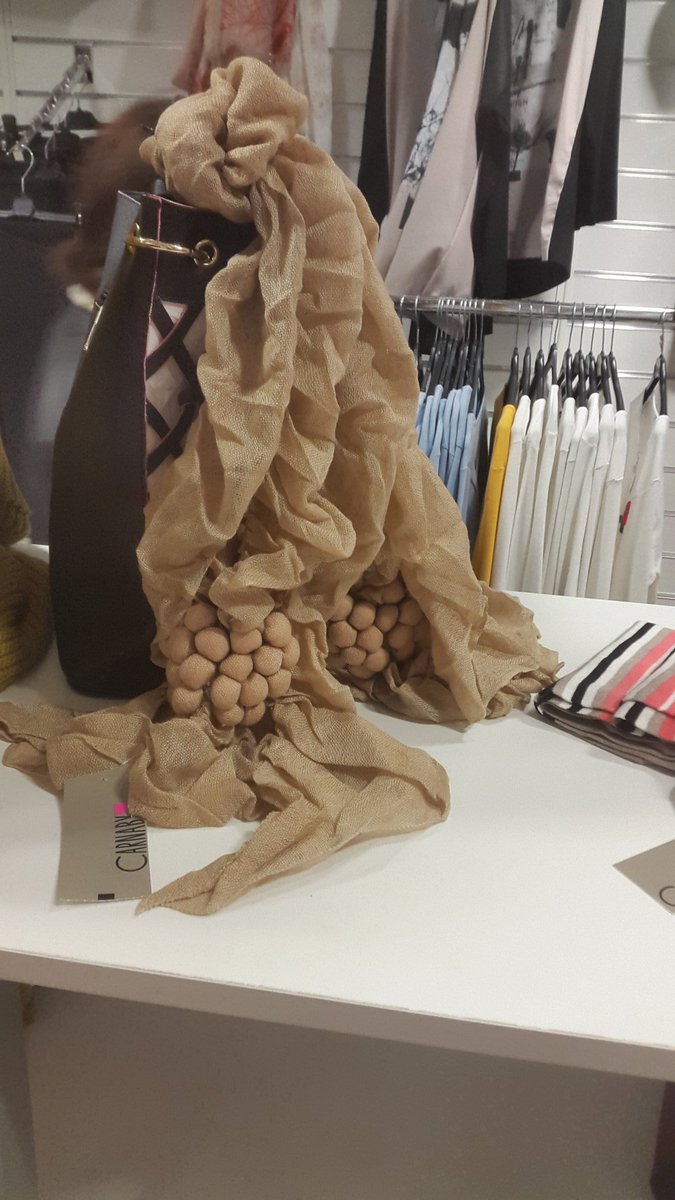 EcouteEtEntends's tweet photo. #echarpe quand t as les #boules #glandes https://t.co/rOnkrL2Gr2