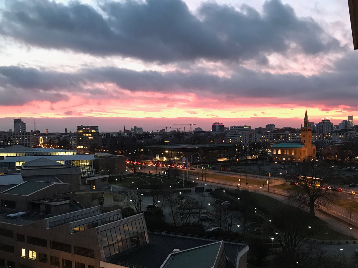 schaefer_j's tweet photo. ...und übermorgen fahre ich hinab zur Erden, denn es soll wieder Weihnachten werden! 🌲#Berlin #sunsetbeforechristmas https://t.co/lfQv136kHN