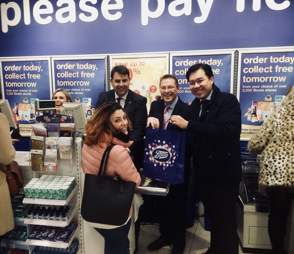 leannejknight's tweet photo. What an amazing few days! #supportingourstores big thank you to the #highwycombe and #Maidenhead colleagues for making me feel so welcome! Even bumped into our trading director who was out helping too! #bepartofeverygift #christmas2017 #showthemyouknowthem π
π»ππ@Boots_Jobs https://t.co/e953XCkSsj