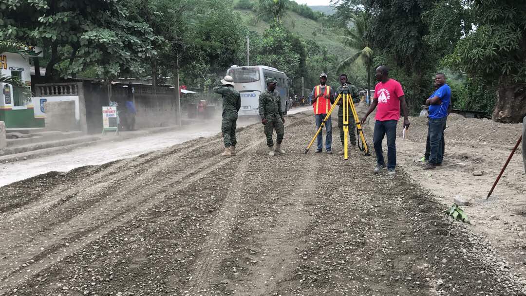 calvincadet's tweet photo. Les militaires du corps du génie sont à pied d’œuvre dans le Nord. Ils sont en train de réhabiliter le tronçon de route Camp-Coq /Vaudreuil. #Haiti #CorpsGenie #Defense https://t.co/PQTUUrzS4D