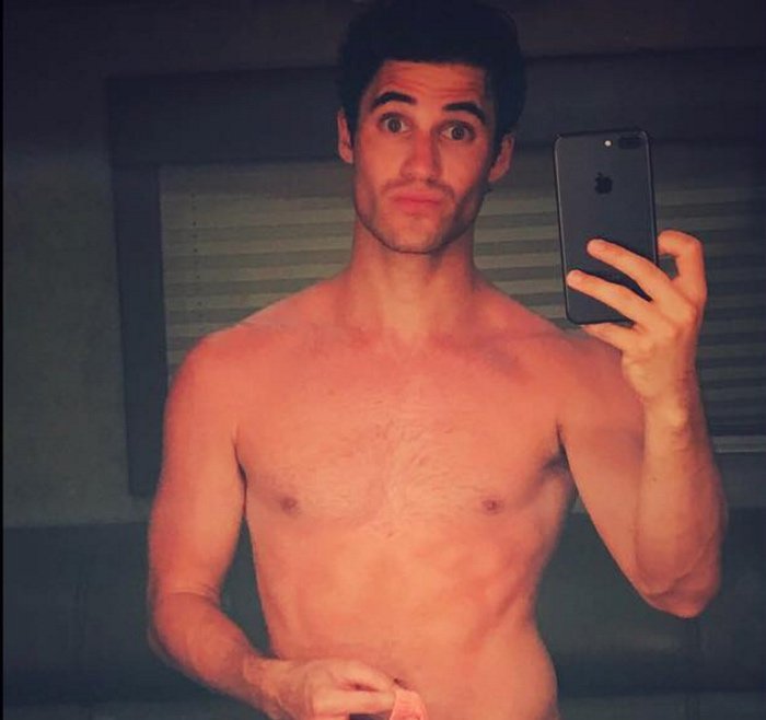 Darren Criss Explains Why He Got Nearly Naked for a Selfie. pic.twitter.com...