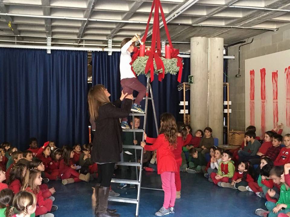 thaubarcelona's tweet photo. A primer encenem l’última espelma de la corona d’advent. Bon Nadal a tothom!!!#1rprimària
#tempsdadvent
#thaubcn https://t.co/RhhEfhzxOH
