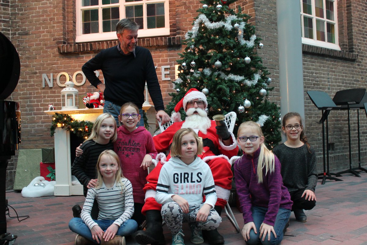 KCAtrium's tweet image. Wat een start van de kerstvakantie! Muziekleerlingen treden vanmiddag op bij een speciale kerstvoorspeelmiddag. En de kerstman doet gewoon mee - en niet onverdienstelijk! 🎅 #Sneek