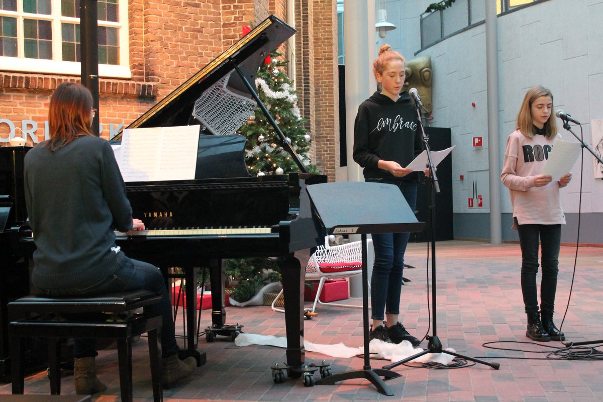 KCAtrium's tweet image. Wat een start van de kerstvakantie! Muziekleerlingen treden vanmiddag op bij een speciale kerstvoorspeelmiddag. En de kerstman doet gewoon mee - en niet onverdienstelijk! 🎅 #Sneek
