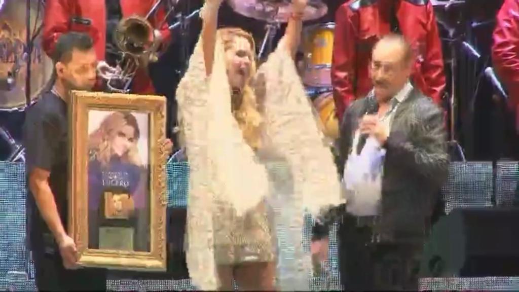 Aicha_Lucero's tweet photo. @LuceroMexico momentos 2017. Exito Disco #Enamoradaconbanda. #CDORO 💕❤👏 #LuceroEnCuliacán https://t.co/f2laRaxWg5