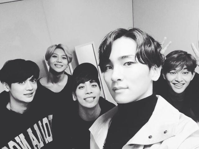 kjongau's tweet photo. Eu não sabia que era capaz de amar alguma coisa tanto assim. A gente nunca sabe, até precisar amar ainda mais. #SHINee3500day https://t.co/P0m6Rt0BHm