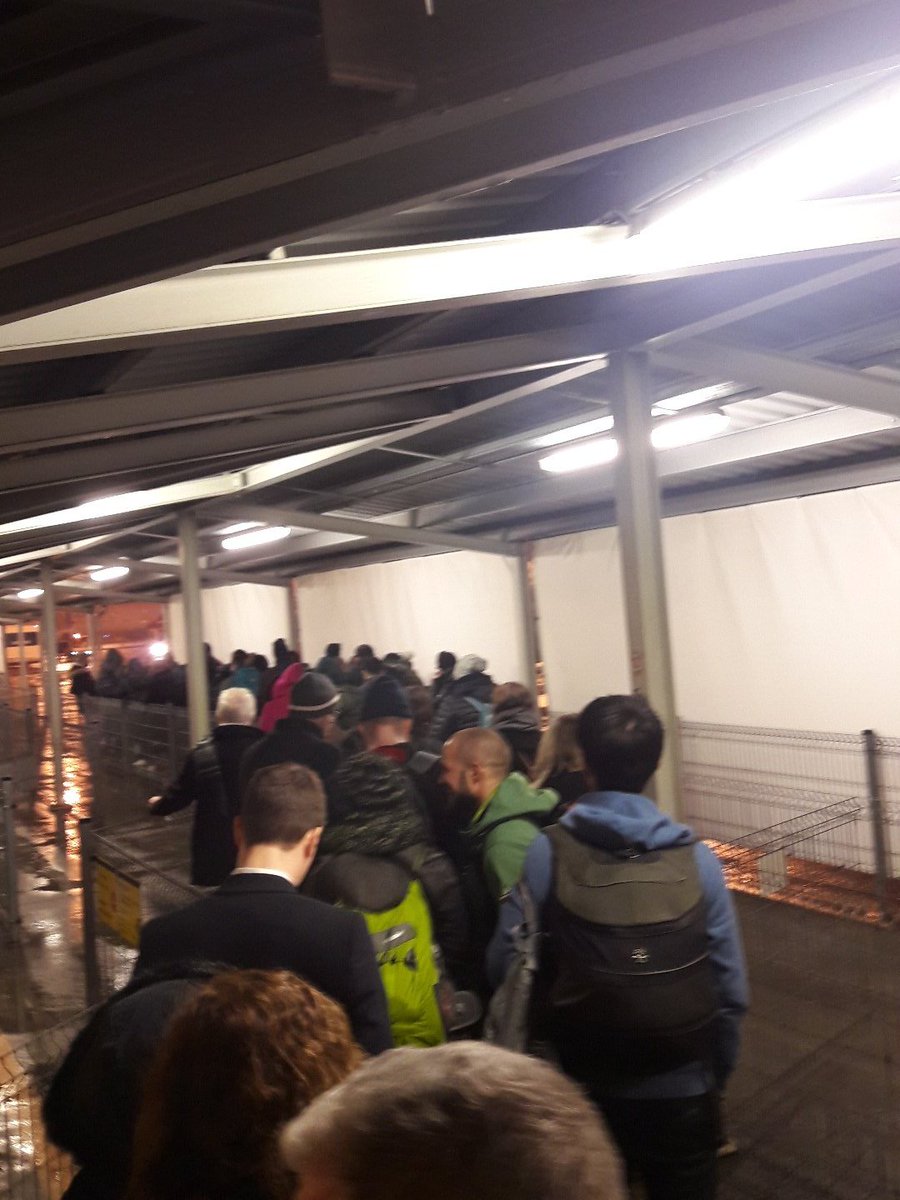 _BMndez's tweet photo. @Ryanair_ES teneis esperando a la gente para subir al avión en el aeropuerto de Budapest a pie de pista a -3°. DE VERGUENZA. https://t.co/Ey5I5AQMMX