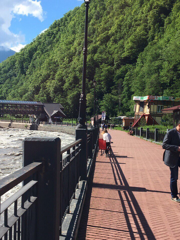 choystavilsa's tweet photo. Победитель по жизни - это быть проездом в Сочи этой весной и побывать в одном месте с @RuslanUsachev и @psychodozer с разницей сука В 2 ЧАСА https://t.co/wGS9nnWKbK