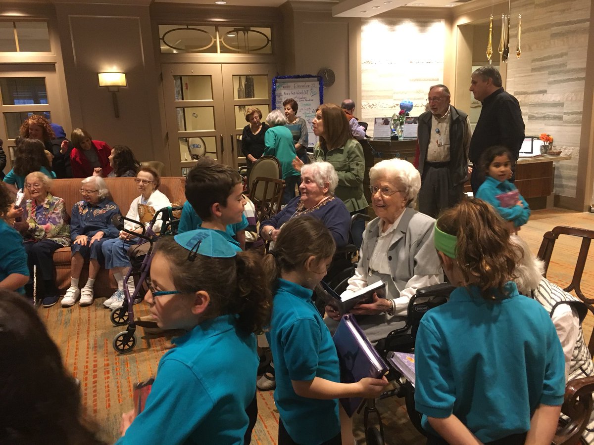 DavisMusicTeach's tweet photo. Singing and shmoozing with our friends at Berman Commons @Davis_Academy #davis2 @rabbispen @tlevy428 @JulieWeiser @bucovetsky https://t.co/DG1xqDBVqu
