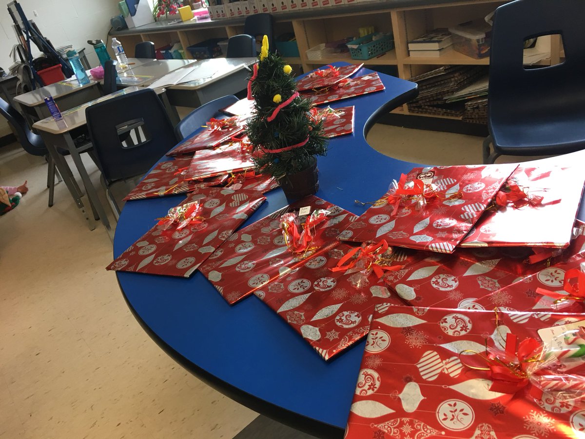 ClassPietsch's tweet image. Happy holidays! 🎄 🎁