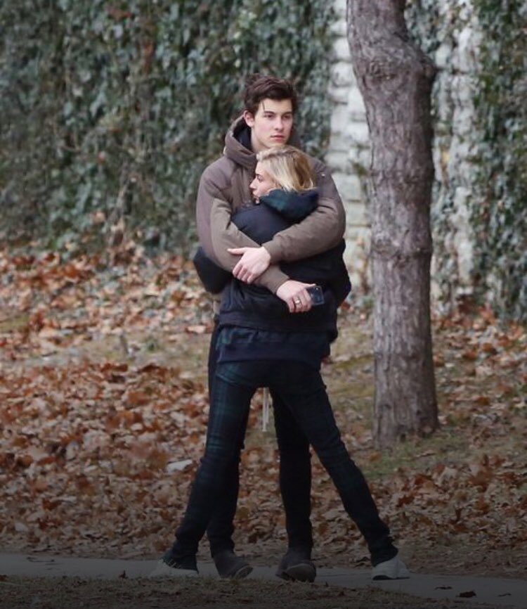 haileysoutfits's tweet photo. Hold onto your wigs. New pictures of Hailey and Shawn Mendes out in Toronto. https://t.co/vGNBNOIeMM
