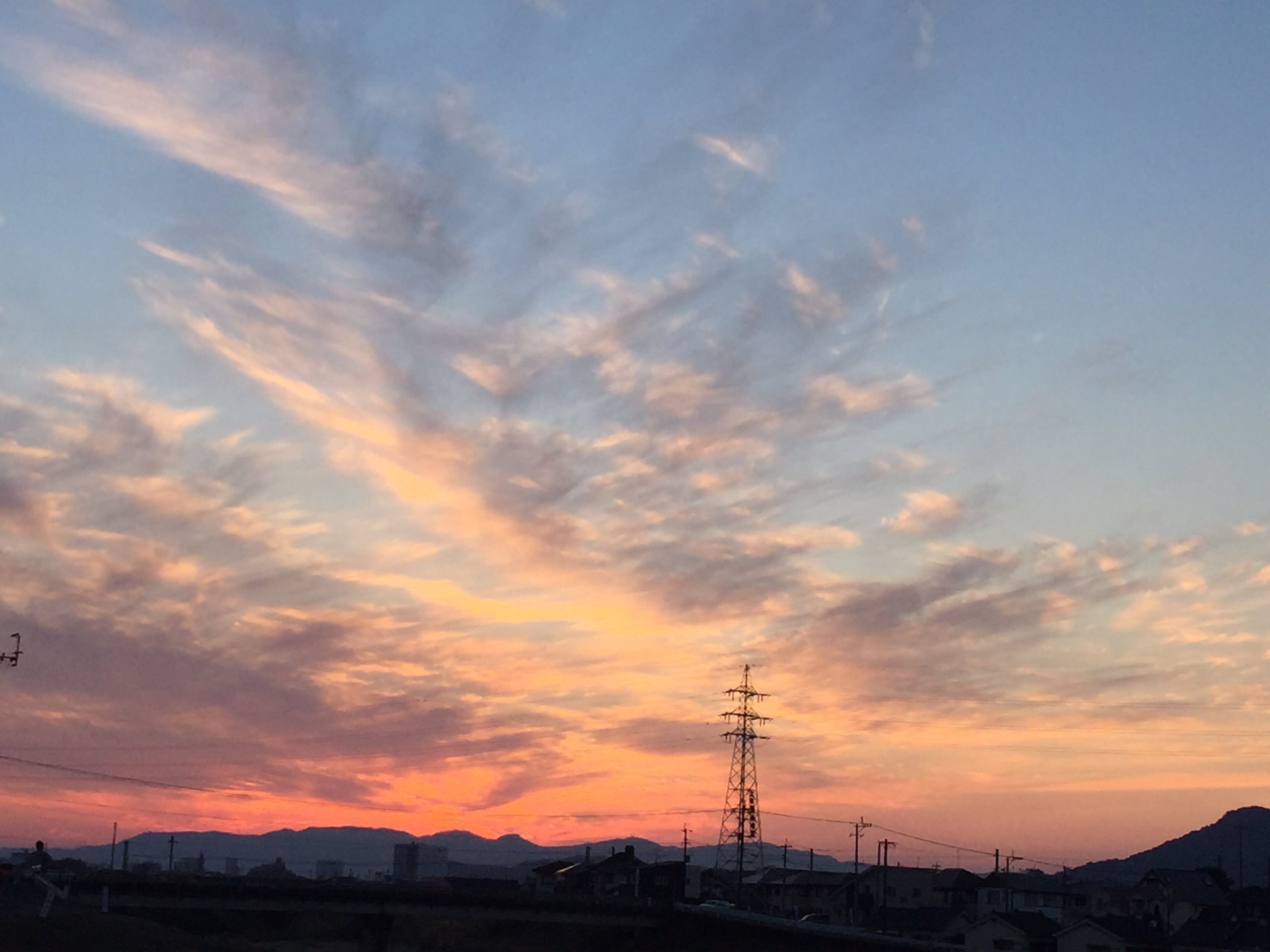 ちえ 夕焼け空の雲がとてもきれい 調べてみたら 巻雲 という雲の中でも最も高い空にできる雲らしい 氷の結晶からできていて 雲 から落ちる結晶が上空の速い風に流されて こんな風に刷毛ではいたような綺麗な筋ができるのだとか T Co