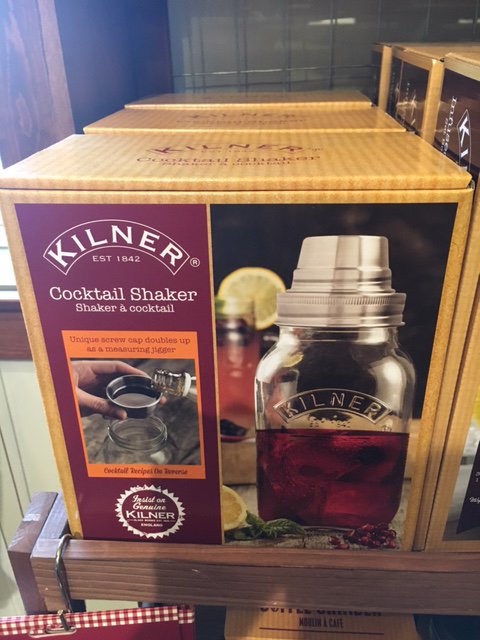 Schoolhousearth's tweet photo. This cocktail shaker from #Kilner would be perfect for your holiday cocktails! What is your favorite holiday drink? #sangria #cosmo #martini https://t.co/pjIQSBF3ms