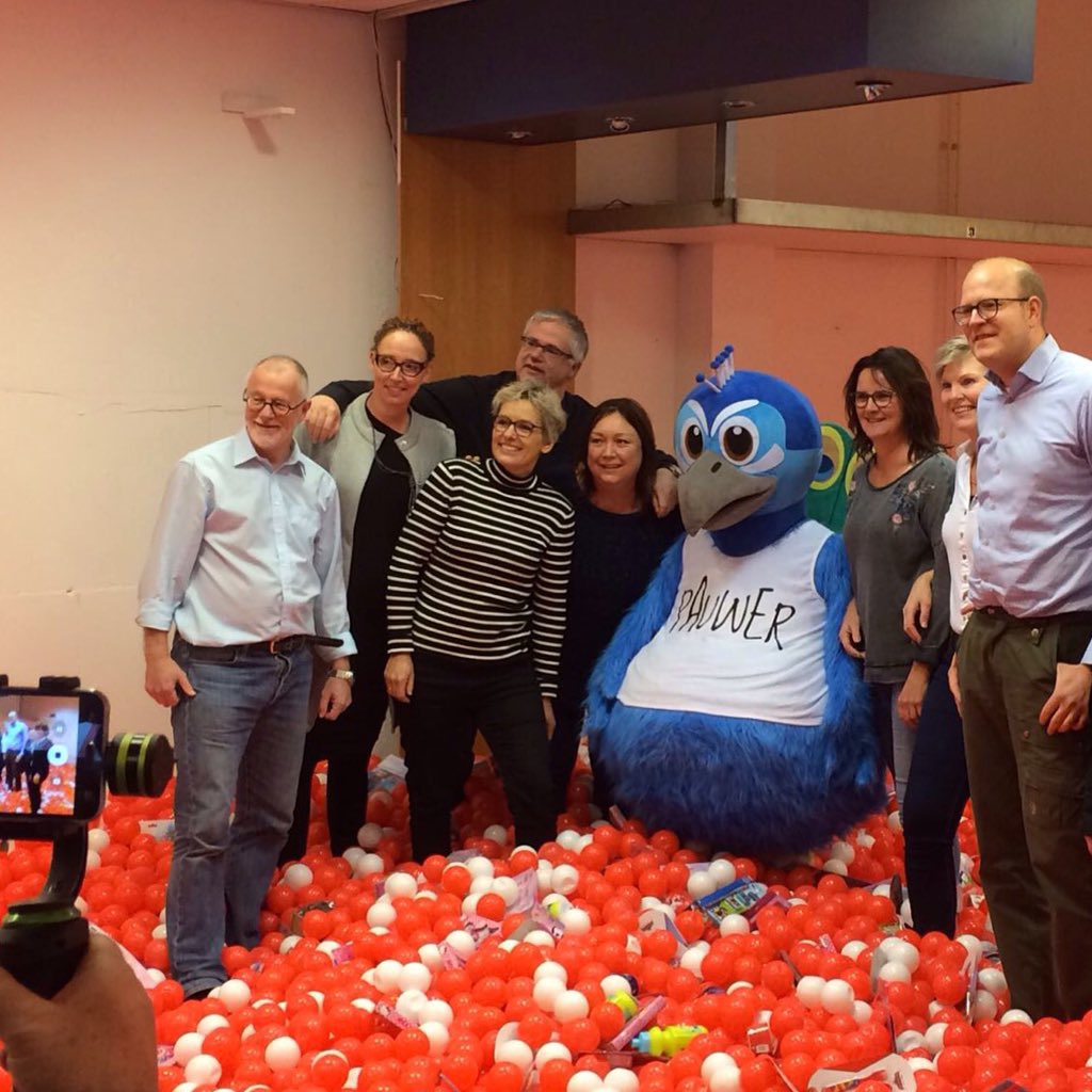 Ronald_Ermelo's tweet photo. Met een deel van de gemeenteraad &amp; het college van B&amp;W #Ermelo en onze dorpsmascotte #Pauwer het ballenbad in voor @SeriousRequest #doneer https://t.co/xICIvytNeC