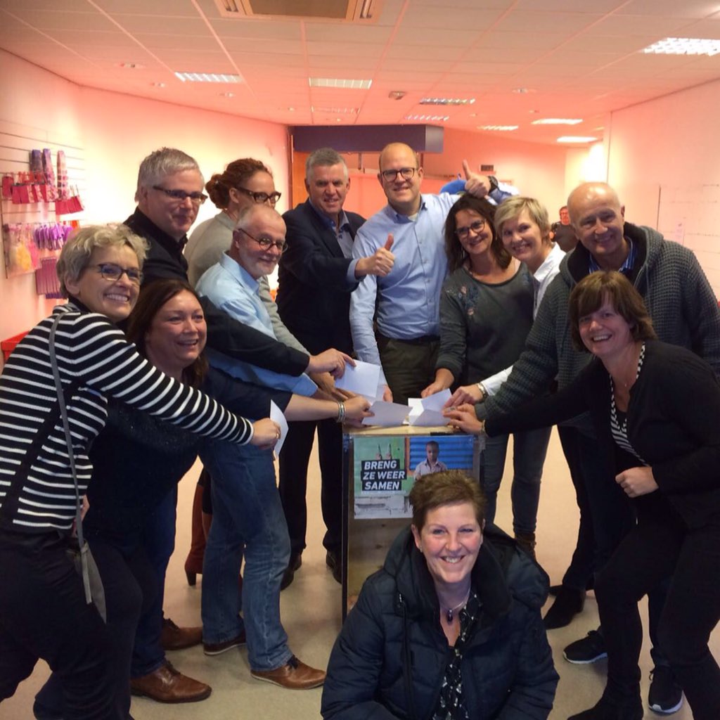 Met een deel van de gemeenteraad &amp; het college van B&amp;W #Ermelo en onze dorpsmascotte #Pauwer het ballenbad in voor <a href="/SeriousRequest/">3FM Serious Request</a> #doneer