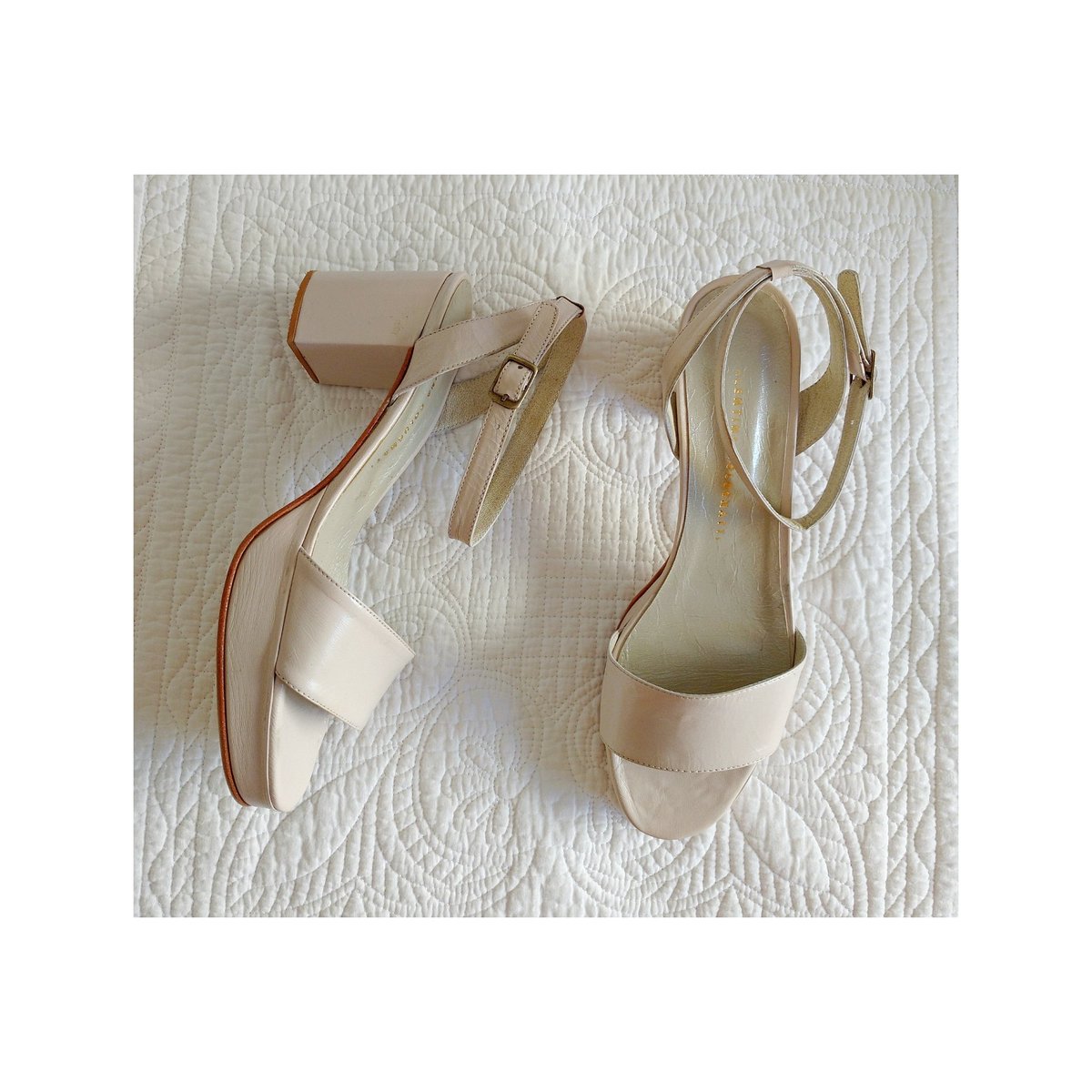 valentinacshoes's tweet photo. • NOVIA MINIMALISTA •
▶Juli tenía un vestido divino y super minimalista, lo combinó con estas sandalias ¡DIVINAS!
▶ Modelo DALIA
▶ Cuero de cabritilla
▶ Súper cómodas y cancheras
▶Escribinos y diseñate las tuyas:
info@valentinacolugnatti.com.ar https://t.co/YRSaktxJnr